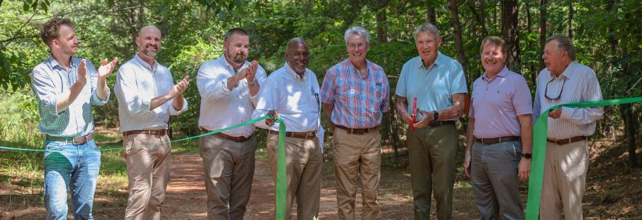 photo of ribbon cutting ceremony